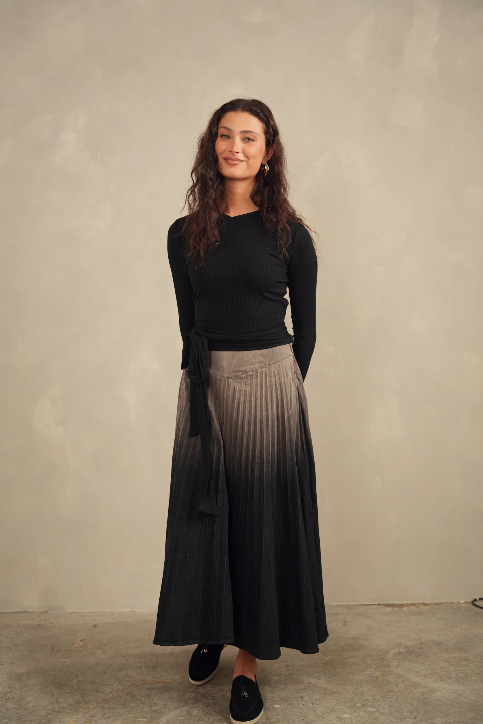 Soft Rib Tie V Tee - Image 10